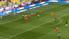 La impecable asistencia de Isla que le costó una patada del rival