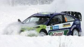 <b>INDISCUTIBLE</b>. El piloto finlandés Marcus Gronholm sigue al frente del rally sueco.
