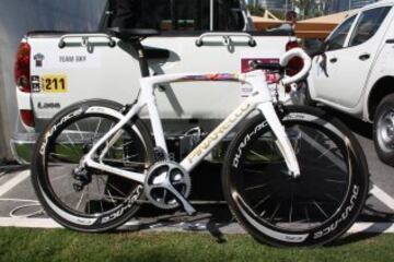 Bradley Wiggins, campeón del mundo de contrarreloj en Ponferrada 2014, estrena en la crono del Tour de Qatar maillot y marco en su montura. El británico ha grabado en su bicicleta su apodo, la bandera de Gran Bretaña y el arcoíris, además del Tour 2012 y sus oros mundiales y olímpicos en carretera y pista, los mejores logros de su trayectoria.