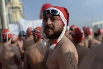 La Copa Nadal, cumple su edición 106, para celebrar el día de Navidad con una carrera de 200 metros en aguas del puerto de Barcelona. 