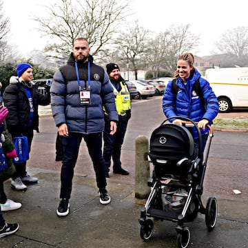 Leupolz entrando en el estadio con su bebé.