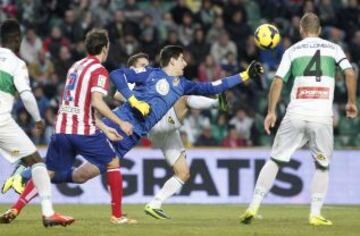 Courtois despeja el balón.