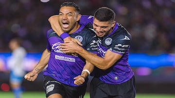 Marco Fabián festeja su gol en contra de Puebla