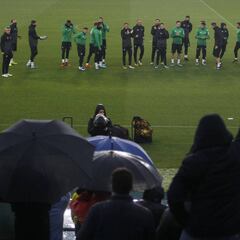 El Betis regresa al trabajo bajo
el último aliento tras el derbi