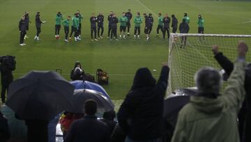 El equipo bético, ante sus aficionados.