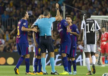 El árbitro Damir skomina enseñó la tarjeta amarilla a Messi.