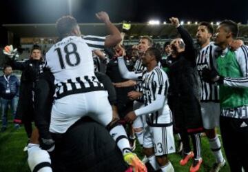 Al final del partido, los jugadores de la Juventus celebran la victoria por 1-2 a la Fiorentina. Este triunfo le da la opción de conquistar el título de Liga de Serie A de la temporada 2015-2016. Kalinic, delantero croata de la Fiore, falló desde los 11 metros en el último minuto. Morata y Mandzukic marcaron para los 'bianconeri'.