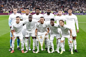 Once del Real Madrid con una camiseta 'todos somos Valencia' en memoria de todas las víctimas a causa de la DANA. Lunin, Militao, Tchouameni, Rüdiger, Valverde, Bellingham, Lucas Vázquez, Mendy, Mbappé, Vinicius y Modric.