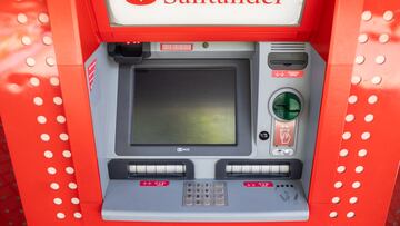 Los cajeron automáticos también dejaron de funiconar. En la imagen, uno delBanco Santander inoperativo tras el apagón.