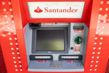 Los cajeron automáticos también dejaron de funiconar. En la imagen, uno delBanco Santander inoperativo tras el apagón.