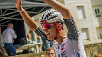 Getxo (Bizkaia), 03/08/2025.- El mexicano Isaac del Toro, de l equipo UAE Emirates, entra vencedor en la meta del 80 Circuito de Getxo-Memorial Hermanos Otxoa, carrera de un día de 172,2 km con perfil quebrado y final en cuesta, este domingo en Getxo (Bizkaia).-EFE/ Javier Zorrilla