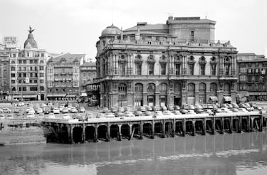 El 25 de abril de 1975, el gobierno franquista de Arias Navarro declaró el estado de excepción en Gipuzkoa y Vizcaya a través del Decreto-ley 4/1975, publicado en el Boletín Oficial del Estado (BOE) el 26 de abril. La medida se tomó como respuesta a un atentado de ETA-pm en  Ergobia, Gipuzkoa, el día anterior, en el que resultaron heridos y detenidos dos de sus miembros. Duraría hasta el 25 de julio. 