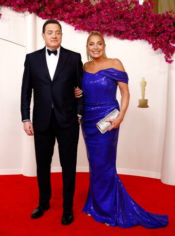 Brendan Fraser, ganador del Oscar a Mejor Actor por The Whale, y Afton Smith posan en la alfombra roja.