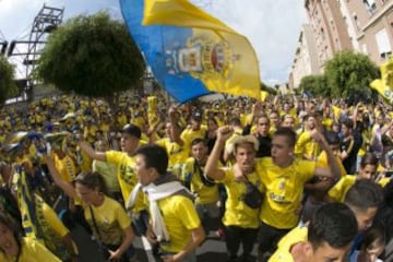 Los seguidores de Las Palmas animan a la llegada del equipo. 