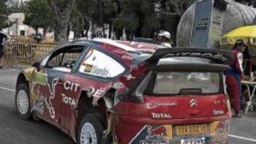 <b>LAMENTABLE. </b>Ése es el estado del coche de Sordo al llegar a meta.