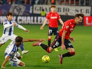 PAMPLONA, 08/12/2025.- El centrocampista de Osasuna Aimar Oroz (d) cae ante Jeremy Toljan, del Levante, durante el partido de LaLiga de fútbol que CA Osasuna y Levante UD disputan este lunes en el estadio de El Sadar, en Pamplona. EFE/Villar López