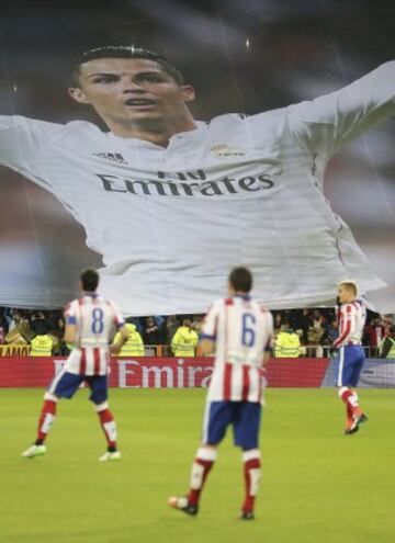 Vista de una pantacarta del delantero portugués del Real Madrid Cristiano Ronaldo, galardonado este lunes en Zúrich con su tercer Balón de Oro.
