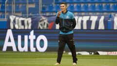 Daniel Torres fiel a su rutina, descalzo en medio del frío