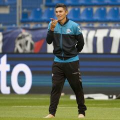 Daniel Torres fiel a su rutina, descalzo en medio del frío