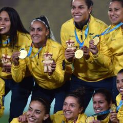 Porque valen oro: Jugadoras celebraron su medalla