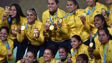 Jugadoras colombianas posando su medalla en el podio despu&eacute;s de vencer a Argentina