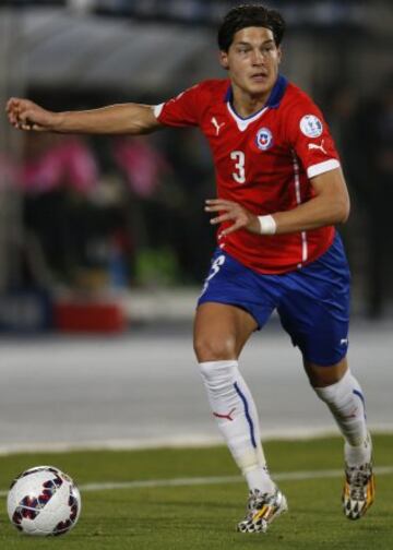 Miiko Albornoz es parte de la nueva generación de naturalizados chilenos. Nació en Suecia de padre chileno. Destacó en el Mälmo y Sampaoli lo nominó por primera vez el 2014. Estuvo en el Mundial y la Copa América.