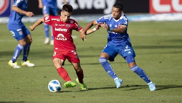 Futbol, Nublense vs Universidad de Chile.
 Fecha 3, campeonato Nacional 2022.
 El jugador de Universidad de Chile Cristian Palacios, derecha, disputa el balon con Matias Moya de Nublense durante el partido de primera division realizado en el estadio CAP d