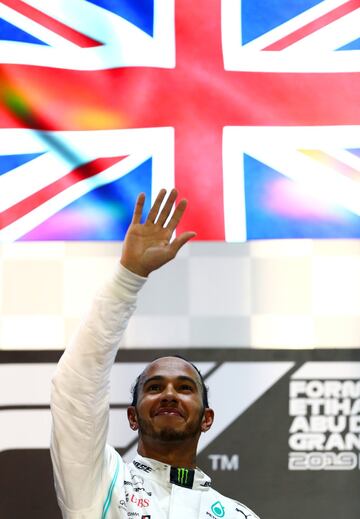 Lewis Hamilton en el podio del Gran Premio de Abu Dhabi.