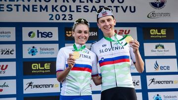 Los ciclistas eslovenos Urska Zigart y Tadej Pogacar posan con sus maillots y sus medallas de oro como campeones de Eslovenia de contrarreloj.