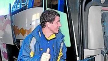 <b>OPTIMISTA. </b>Javi Gracia se dispone a subir al autobús ayer con el resto de la expedición cadista.