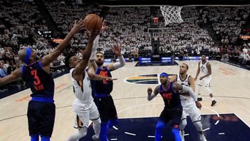 GFX36. SALT LAKE CITY (ESTADOS UNIDOS), 23/04/2018.- El jugador de los Utah Jazz Donovan Mitchell (2i) lucha por el bal&oacute;n con Corey Brewer (i) y Steven Adams (c-i) de los Oklahoma City Thunder durante el partido de la NBA entre Utah Jazz y los Okla