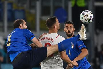 Giorgio Chiellini con Haris Seferovic y Leonardo Spinazzola.