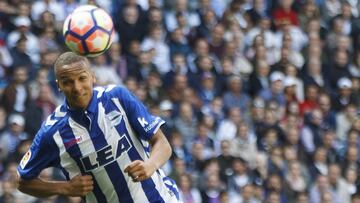 Deyverson y Luka Modric durante el Real Madrid-Alavés.