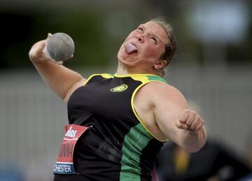 La atleta británica Sophie McKinna, en acción durante su lanzamiento de peso en la final femenina del Campeonato de Gran Bretaña de atletismo, que tiene lugar en el Regional Arena de Manchester. Su cara, con la lengua fuera y la mirada perdida, es la viva imagen de la concentración y el esfuerzo para lograr la mejor marca posible.