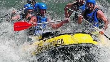 Una jornada de rafting en el río Esera dedicaron los jugadores de Osasuna durante la concentración de pretemporada en la localidad pirenaica de Boltaña.