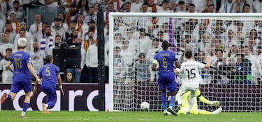 4-0. El delnatero brasileño aprovecha el error de Jordan Teze, avanza, asiste a Arda Güler y Thilo Kehrer, al anticiparse, manda el balón al fondo de su propia portería.