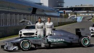Los pilotos de F1 Lewis Hamilton (i) y Nico Rosberg del equipo alemán Mercedes AMG Petronas durante la presentación hoy, lunes 4 de febrero del 2013 en Jerez de la Frontera (Cádiz), del coche con el que competirán este año.