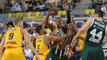 Los jugadores del Gran Canaria y el Panathinaikos luchan por un balón durante el partido