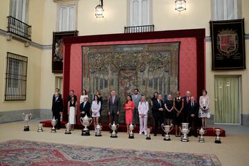 SS.MM. los Reyes han la ceremonia de entrega de los Premios Nacionales del Deporte 2021 en el Palacio de El Pardo. Estos galardones reconocen a las personas y entidades que más se han distinguido en la competición o en la promoción del deporte a lo largo del año.