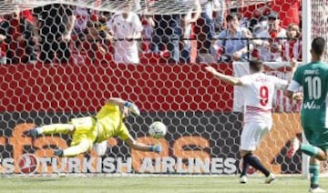 Gameiro marca el primero del Sevilla.