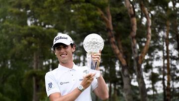El italiano Renato Paratore muestra el trofeo ganado en el Nordea Masters de Malmoe.
