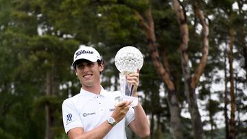 El italiano Renato Paratore muestra el trofeo ganado en el Nordea Masters de Malmoe. 