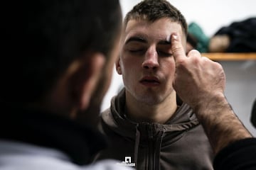 El entrenador de Bruno Macho poniéndole vaselina antes de salir al ring.