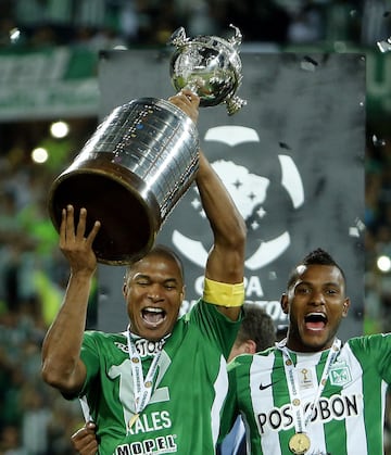 Alexis Henríquez con la Copa Libertadores en sus manos

