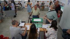 Ciudadanos ejerciendo su derecho al voto durante el día de las elecciones a la presidencia de la Junta de Andalucía  a 19 de junio de 2022 en Sevilla (Andalucía, España)
19 JUNIO 2022
Eduardo Briones / Europa Press
19/06/2022