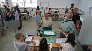 Ciudadanos ejerciendo su derecho al voto durante el día de las elecciones a la presidencia de la Junta de Andalucía  a 19 de junio de 2022 en Sevilla (Andalucía, España)
19 JUNIO 2022
Eduardo Briones / Europa Press
19/06/2022