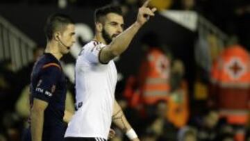 Negredo rescata al Valencia y hace inútil el doblete de Hemed