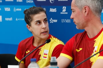 Carolina Marín con su entrenador, Fernando Rivas, en París. 