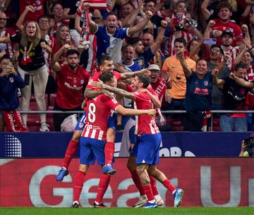 3-2. Ángel Correa celebra con sus compañeros el tercer gol que marca en el minuto 65 de partido.