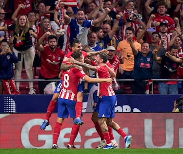 3-2. Ángel Correa celebra con sus compañeros el tercer gol que marca en el minuto 65 de partido.